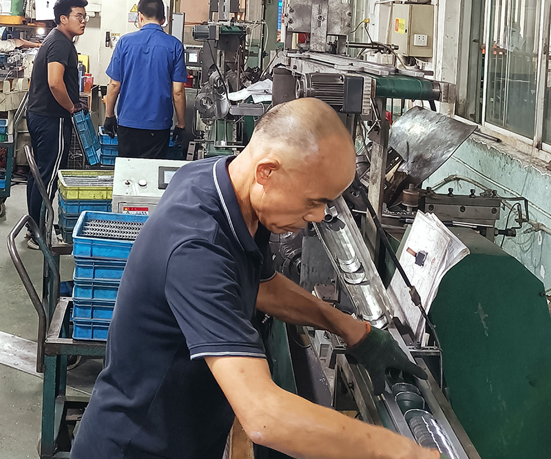 Dafeng Mingyue artes salutem conductos exercendo conductos in chamfering processus